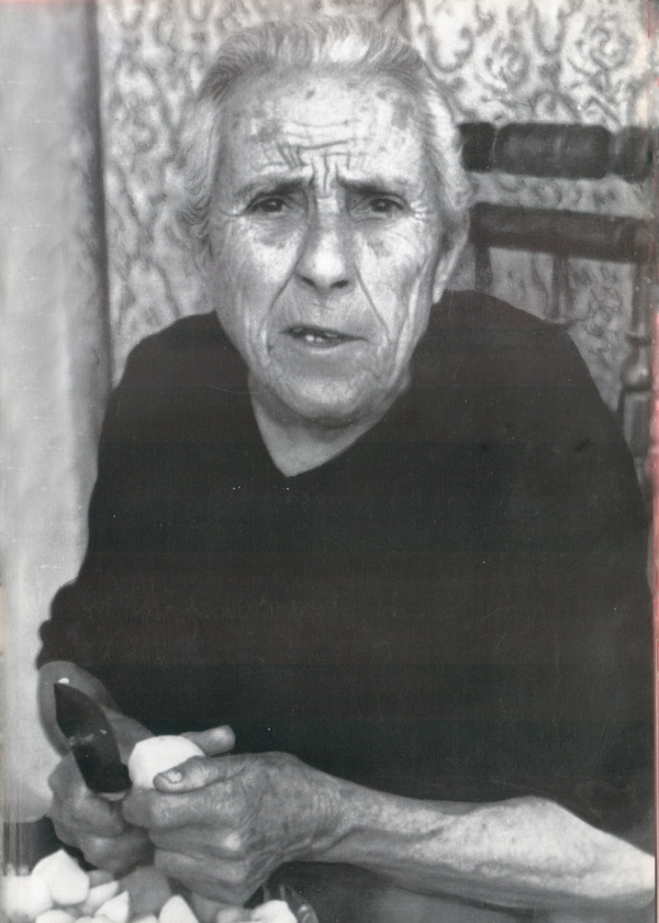 Anciana alpujarreña pelando patatas