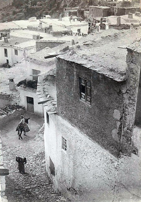 Mujer con cántaro en la Cuesta de San Miguel